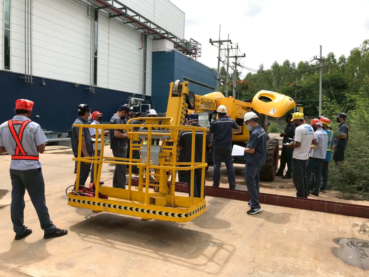 LINE_ALBUM_หลักสูตรรถกระเช้า X-Lift และ Boom Lift_250828_17.jpg - หลักสูตรรถกระเช้า X-Lift และ Boom Lift